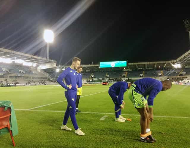 Calentamiento del Real Betis en el Sardinero previo al encuentro de ida de dieciseisavos de final de la Copa del Rey, por Kike Cos.