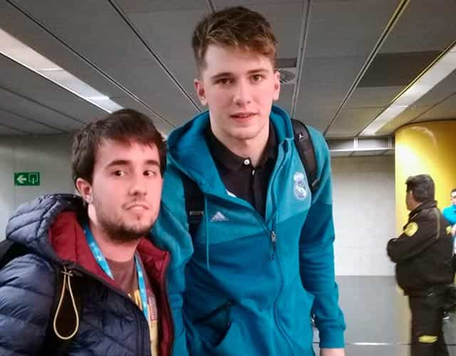 Luka Doncic y Kike Cos, tras el partido de Euroliga contra el Kirolbet Baskonia.